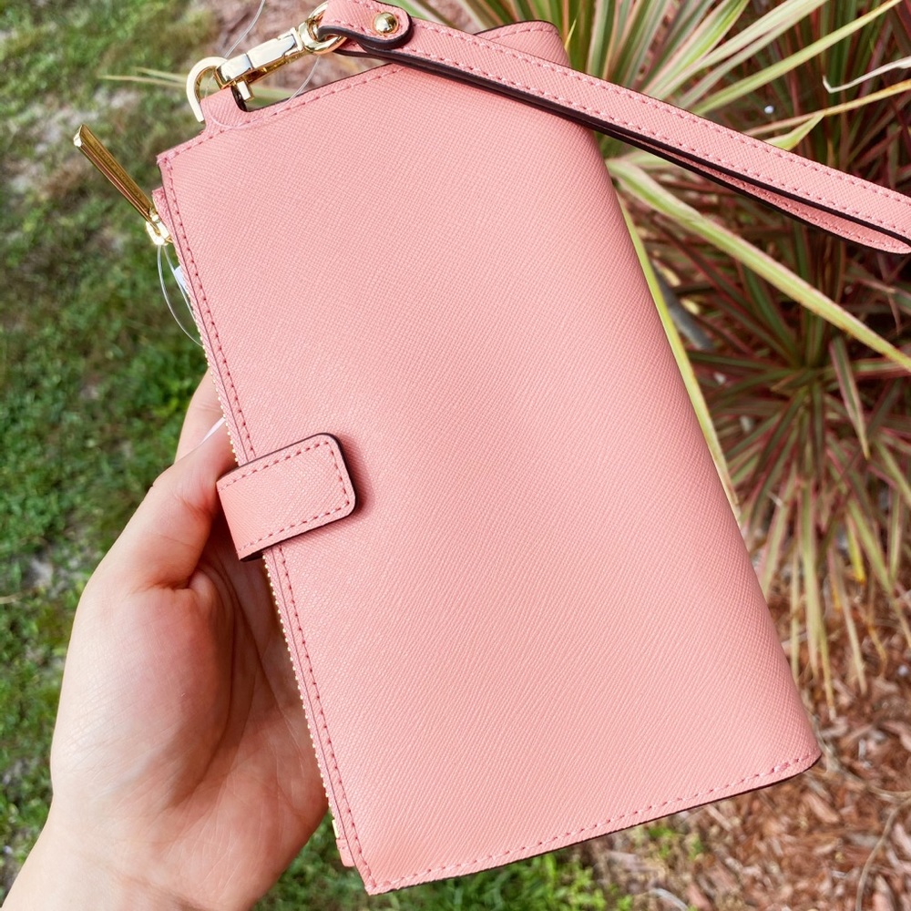 SALE‼️‼️ Michael Kors Phone Wristlet - Picture 4 of 8
